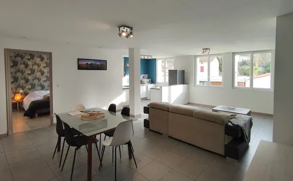 Salon -Salle à manger (Table pouvant accueillir 6 personnes)