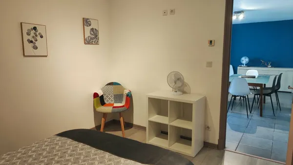 Chambre 1(Lit 140x190 - Petite penderie)