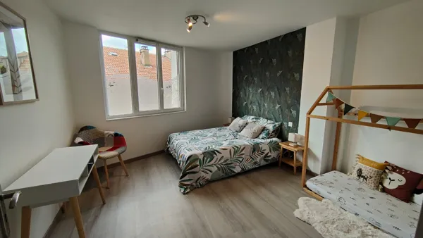 Chambre 2 (Lit 140x190 - Lit cabane 70 x 140 - Petit bureau et fauteuil - PAS de penderie)En supplément sur demande, possibilité de mettre à disposition un lit parapluie équipé d'une table à langer de transport - Possible aussi sur demande d'avoir un lit d'appoint 90 x 190)