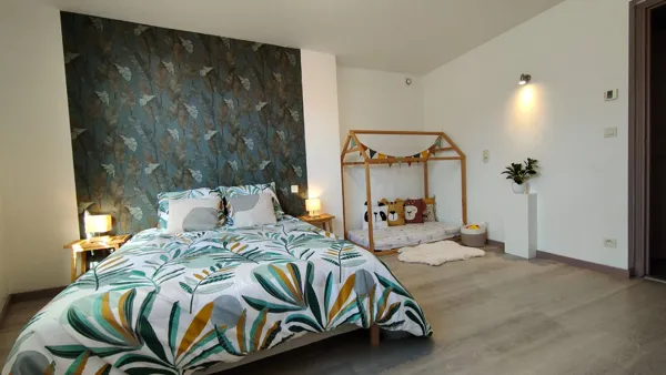 Chambre 2 (Lit 140x190 - Lit cabane 70 x 140 - Petit bureau et fauteuil - PAS de penderie)En supplément sur demande, possibilité de mettre à disposition un lit parapluie équipé d'une table à langer de transport - Possible aussi sur demande d'avoir un lit d'appoint 90 x 190)