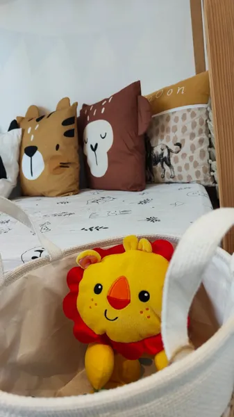 Chambre 2 (Coin bout de chou avec le lit cabane et quelques jouets)