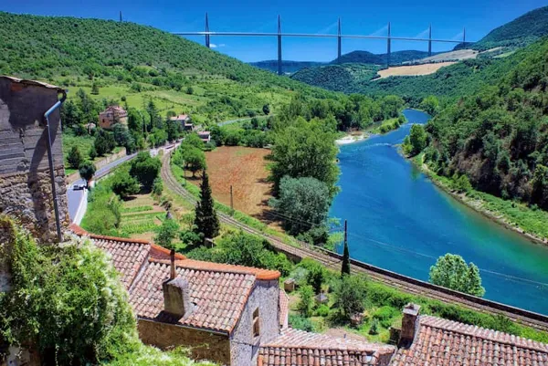 Vue sur le Viaduc de Millau depuis le village de Peyre (A seulement quelques minutes)