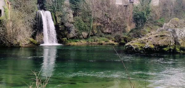 Vu depuis Millau sur Creissels (point de chute du ruisseau qui parcours tout le village depuis la cascade)