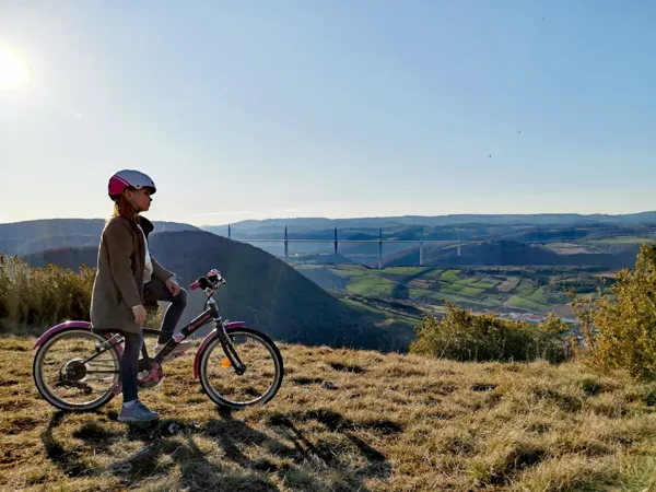 Vu sur le Viaduc de Millau pris depuis une balade au départ de Brunas (hauteur de Creissels et départ des parapentes)