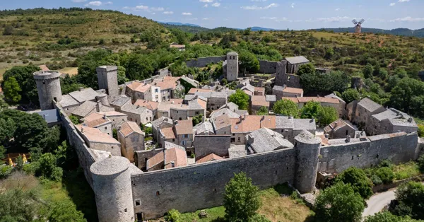 La Couvertoirade, village templier classé parmi les Plus Beaux Villages de France, vous serez séduit par ses remparts, ses ruelles pavées et son atmosphère médiévale unique. A 30min en voiture de l'appartement.