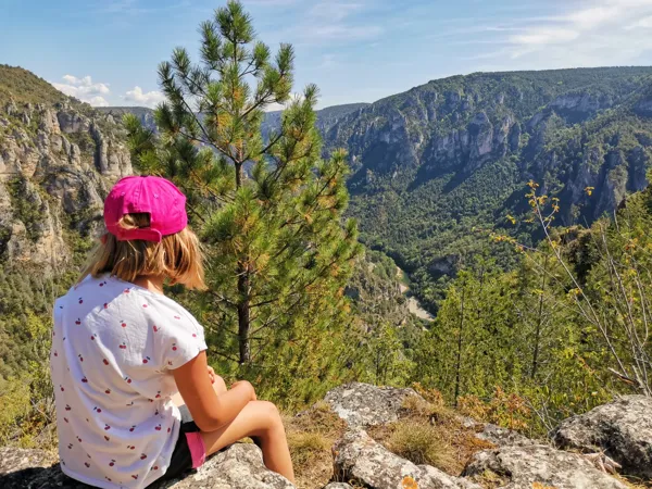 Randonnée du point sublime dans les gorges du Tarn(Compter 45min-1h en voiture pour se rendre au départ de la randonnée - Celle-ci grimpe beaucoup, il faut être à l'aise mais en vaut le détour, retour en boucle en passant par un petit village troglodyte - Si vous souhaitez la faire, n'hésitez pas à me demander des infos, ça sera avec plaisir)