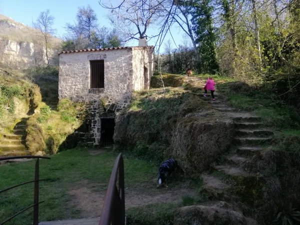 Moulin sur les hauteurs de Creissels au dessus de la cascade