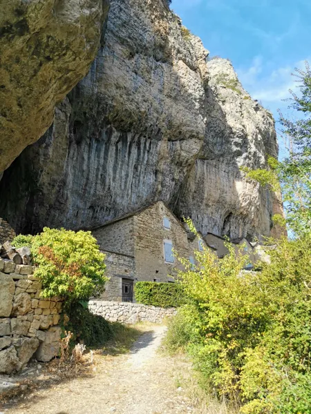 Randonnée du point sublime dans les gorges du Tarn(Compter 45min-1h en voiture pour se rendre au départ de la randonnée - Celle-ci grimpe beaucoup, il faut être à l'aise mais en vaut le détour, retour en boucle en passant par un petit village troglodyte - Si vous souhaitez la faire, n'hésitez pas à me demander des infos, ça sera avec plaisir)