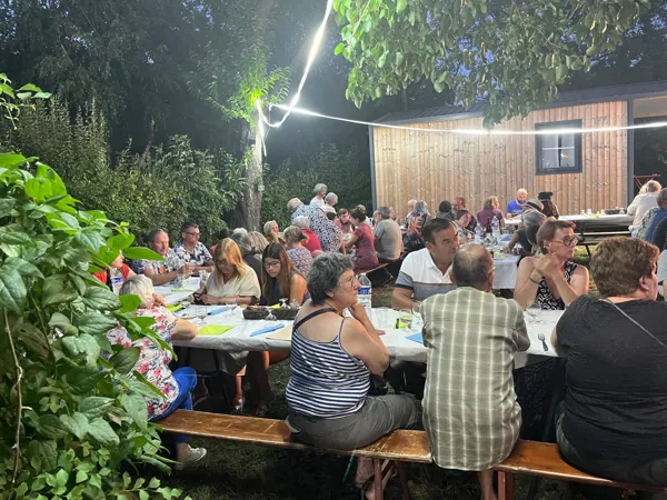 Un soir de fête, tous ensemble campeurs, voisins et habitants du village, vb