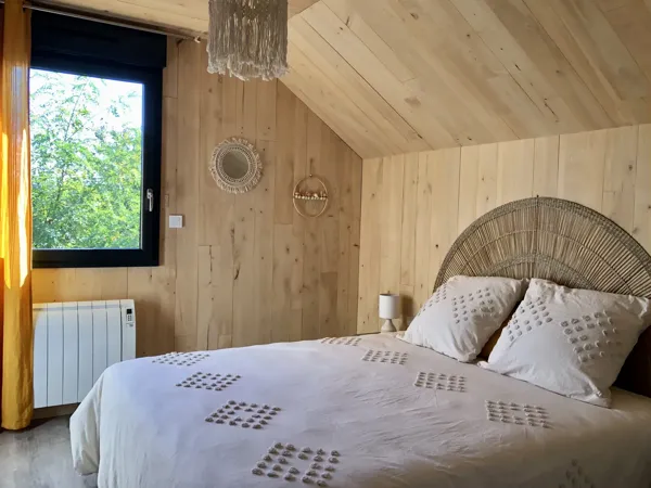 Chambre 3 : La chambre cocooning à l'étage, avec literie très récente en 160/200, cintres, draps, espace de rangement pour les vêtements, oreiller et couverture supplémentaires.