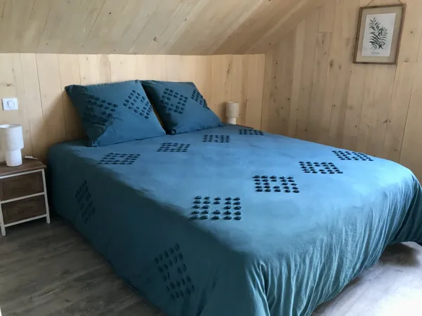 Chambre 4 : juste à côté, avec literie très récente en 160/200, cintres, draps, espace de rangement pour les vêtements, oreiller et couverture supplémentaires.