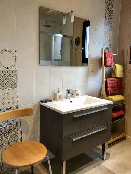 Salle de bain 1, avec grande douche, au rez-de-chaussée : Sèche-cheveux, draps de douche et serviettes de toilette pour chacun (fournis pour le nombre de voyageur annoncé).