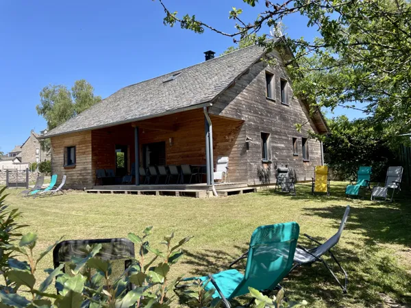 Un jardin entièrement clos dont vous pourrez pleinement profiter aux beaux jours. Vous y serez au calme et pourrez vous y amuser et vous y reposer, à l'ombre de la terrasse couverte et des arbres avoisinants, avec, côté droit de la maison, aucun vis à vis.