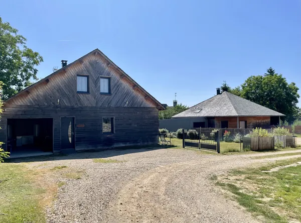 Voici les chalets et vous logerez dans le premier ! Jusqu’à 4 places de parking sont disponibles devant la maison.