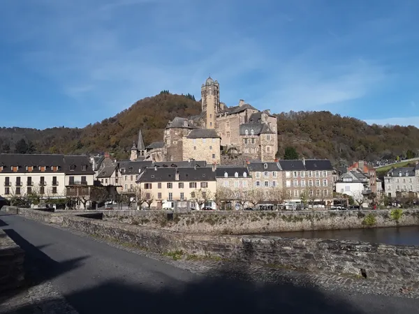 ESTAING: à 7 Km du gîte, l'un des plus beaux villages de France, avec son magnifique château