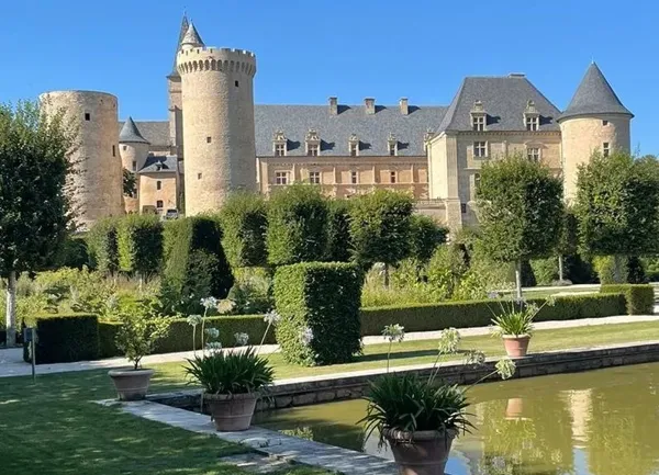 BOURNAZELSon magnifique château et son jardin à la française, situés à 70 km du gîte
