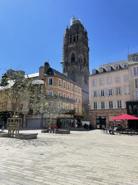 RODEZSa magnifique cathédrale Notre-Dame, située à 45 km du gîte