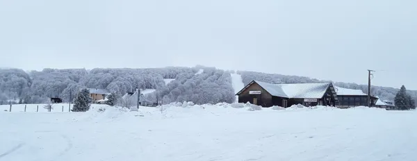 LAGUIOLE Sa station couverte de son joli manteau blanc, située à 25 km du gîte