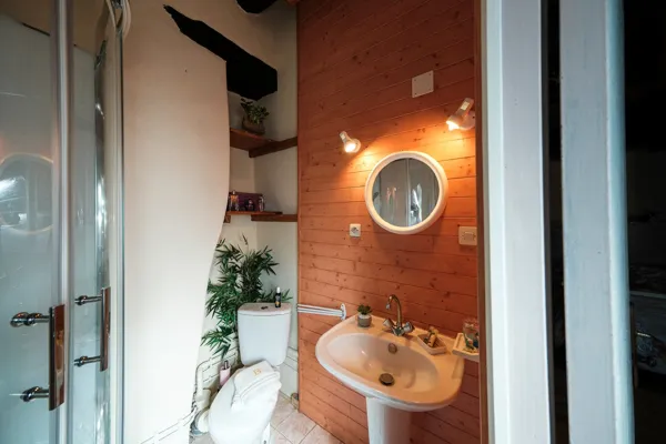 La salle de bain : douche+lavabo+WC