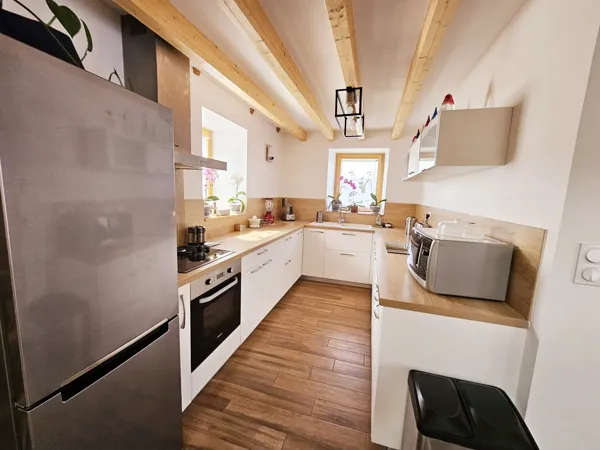 Une cuisine équipée d'un réfrigérateur/congélateur, d'un micro-ondes, d'une plaque de cuisson 2 feux gaz/2 feux induction, d'un four ainsi que de petits appareils électroménagers qui sauront vous faciliter la vie