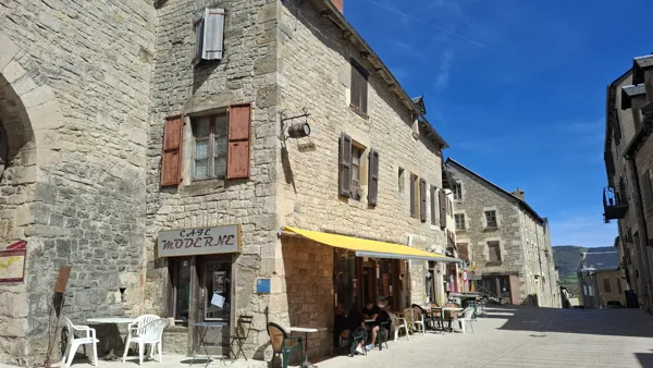 Le Moderne – Café Concert