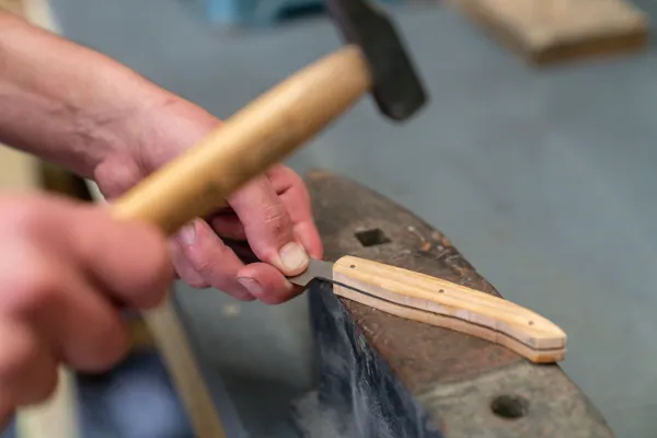 Rivetage d'un manche, 