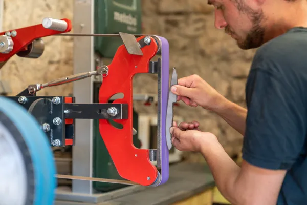 Le coutelier au travail., 