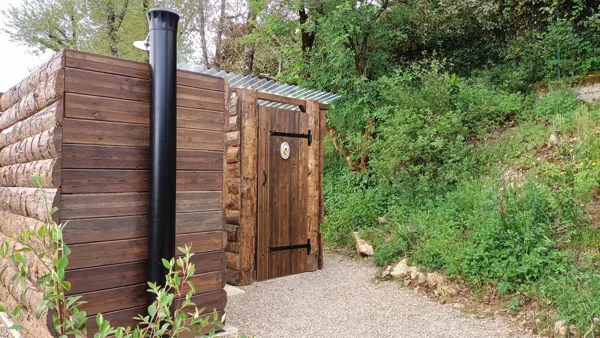 Toilettes sèches extérieures, Hélène Cost