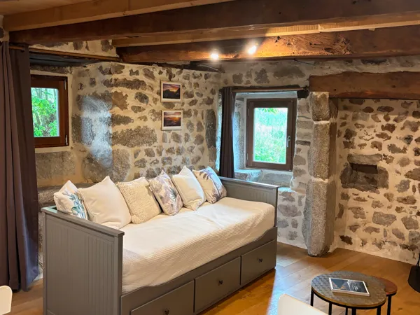 Couchage du salon de gîte Le Chant de Grillon