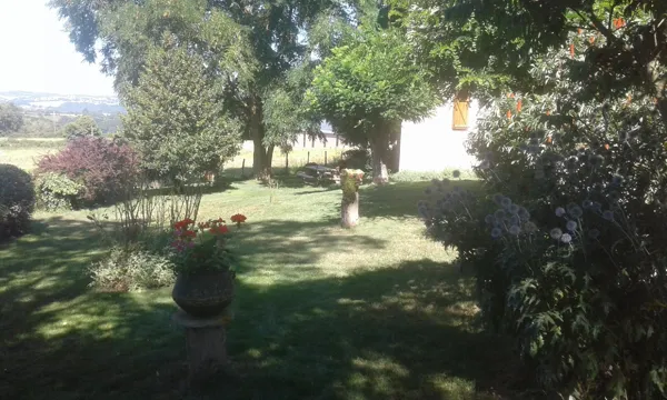 le jardin ,au fond ombragée, table pique nique
