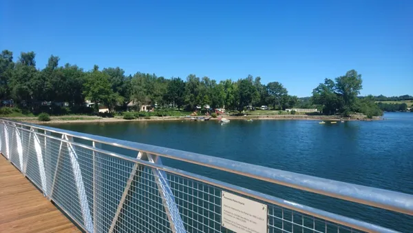 Sentier autour du lac directement accessible du gîte