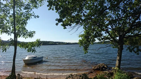 Accès direct au lac à partir du gîte