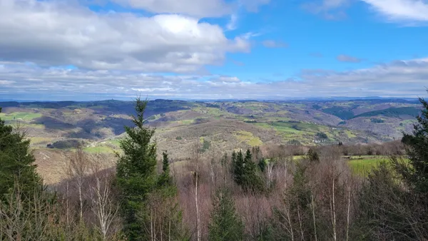 Panorama sur la vallée du Lot depuis Notre Dame des Hauteurs à Golinhac