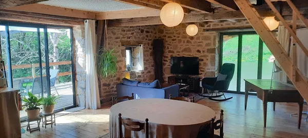 La partie salon et bureau avec accès à la terrasse