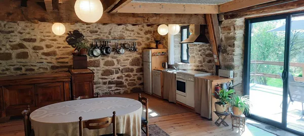 La partie cuisine et salle à manger