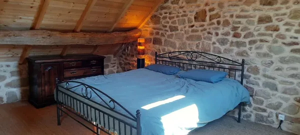 La chambre 1 avec lit king size (180 x 200)