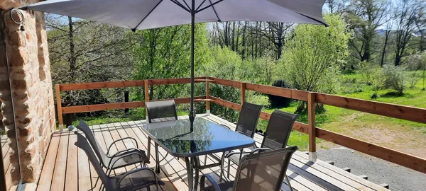 La terrasse du gîte, le Lot est au fond vers les grands arbres