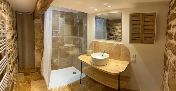 La salle de bain avec douche à l'italienne
