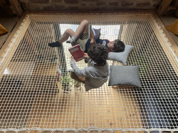 Le filet est un espace de repos très apprécié des enfants
