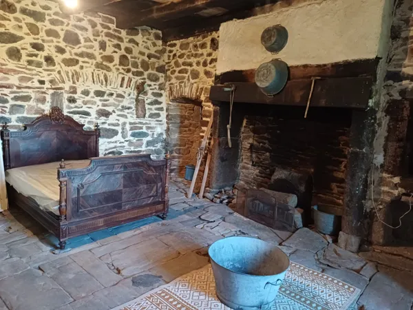 Chambre ancienne, laissée volontairement dans son jus, sol en pierre, pas de chauffage, utilisable seulement aux beaux jours