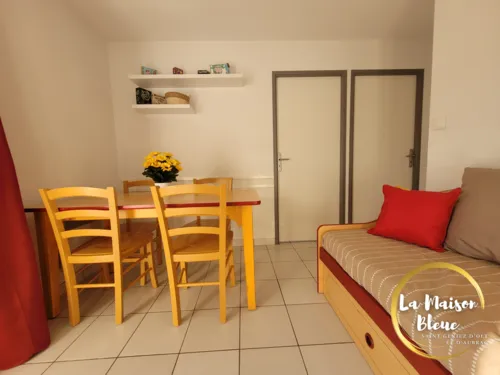 Le 59 de la Maison Bleue- Coin repas, Office de Tourisme des Causses à l'Aubrac