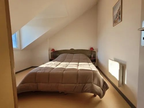 Le 3 de la Maison Bleue- Chambre avec un grand lit, Office de Tourisme des Causses à l'Aubrac