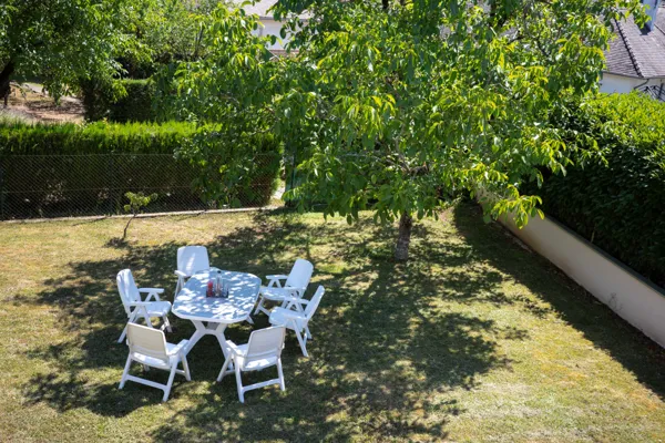 Vue sur le jardin de l’hébergement La Framboisine Gourmande, rez-de-jardin calme et lumineux qui se trouve à Villefranche-de-Rouergue.