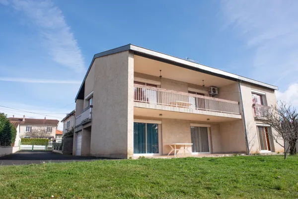 Vue parking privé, maison et jardin de l’hébergement La Framboisine Gourmande, rez-de-jardin calme et lumineux qui se trouve à Villefranche-de-Rouergue.
