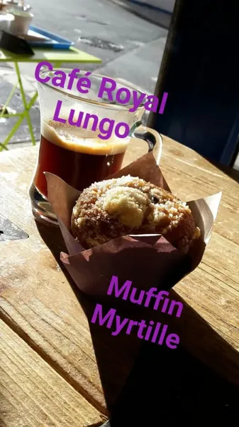 Muffin pepites chocolat et ☕️ son café Lungo de Chez Café Royal 🦁, La Bulle - Magalie Jaoul