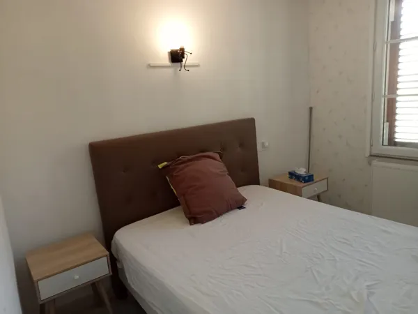 Chambre 9m² lit en 140