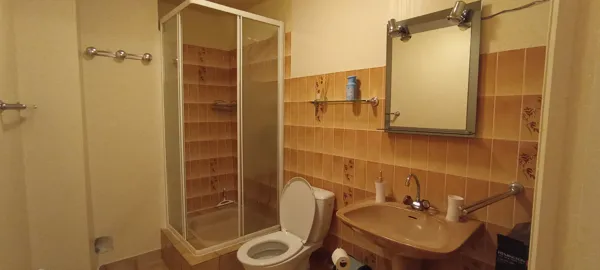 Salle de bain pratique avec douche, lavabo et rangements