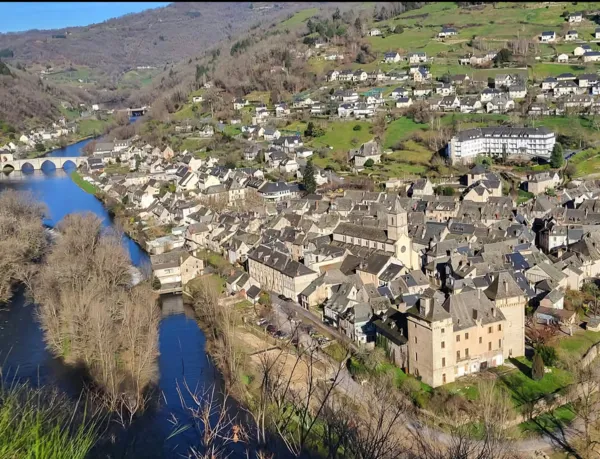 Le pont historique d’Entraygues reflété dans les eaux paisibles de la Truyère. Un cadre enchanteur, idéal pour flâner et profiter de la sérénité aveyronnaise.