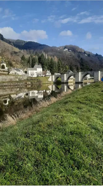 “Vue imprenable sur Entraygues-sur-Truyère, au cœur de la vallée du Lot et de la Truyère. Entre collines verdoyantes, ruelles médiévales et patrimoine unique, le décor parfait pour un séjour authentique en Aveyron.