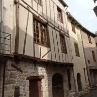 “Maison de charme à colombages au cœur d’Entraygues-sur-Truyère, dans une ruelle médiévale typique. Alliant authenticité et confort, cette maison est idéale pour découvrir le patrimoine aveyronnais et profiter de la douceur de la vallée du Lot. Parfaite pour un séjour en famille ou entre amis, elle vous plonge dans une atmosphère unique où histoire et convivialité se rencontrent.”